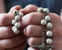 hands holding rosary