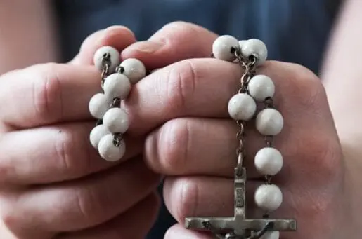 hands holding rosary