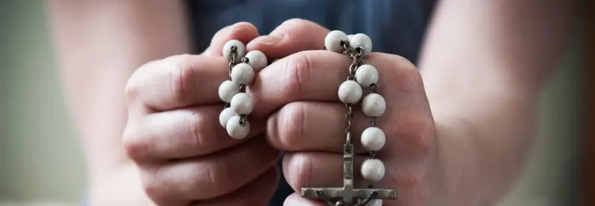 hands holding rosary