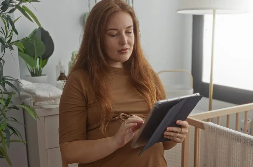 whte pregnant woman with red hair