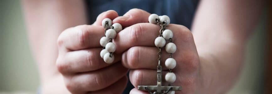 hands holding rosary