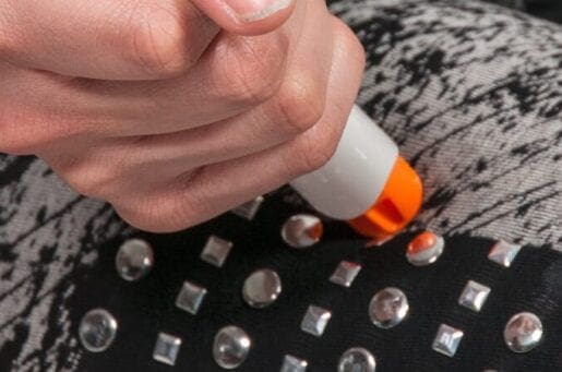 epipen being shot into a woman's leg